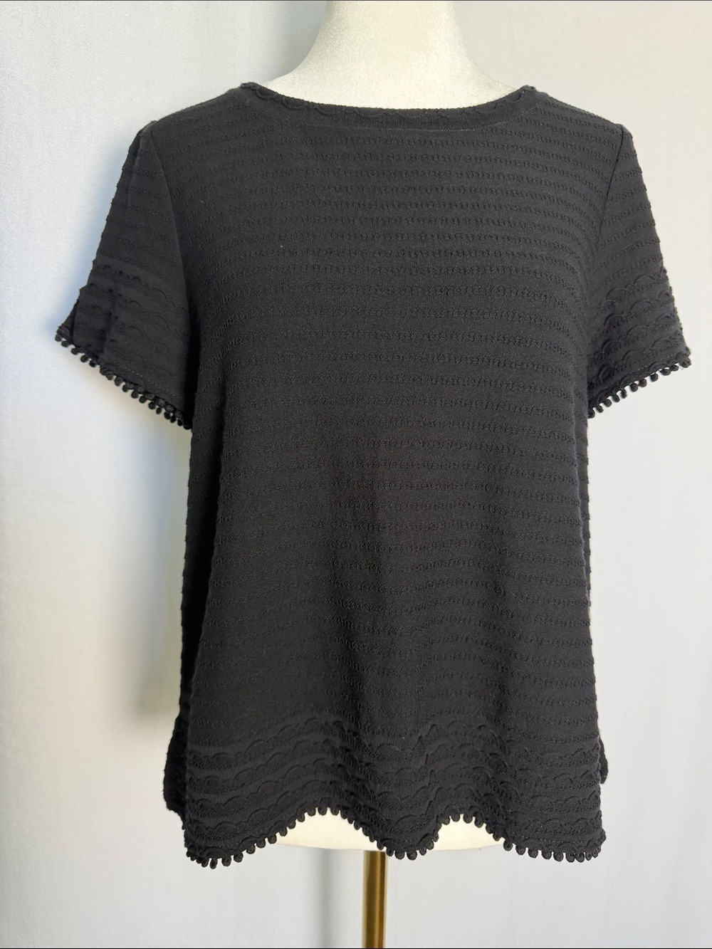 St John Women’s Black Eyelet Textured Short Sleeve Top Size M Casual Travel EUC